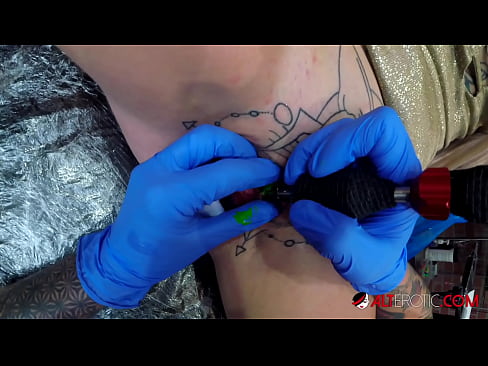 ❤️ Sully Savage, une chaudasse extrêmement tatouée, s'est fait tatouer le clitoris. ☑ Porno anal at us ❤